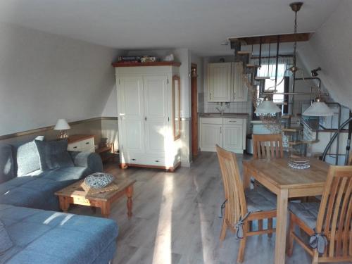 sala de estar con sofá y mesa en Finnhütte Amelie, en Gager