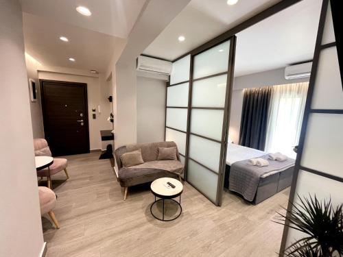 um quarto com uma cama, uma cadeira e um espelho em Urban Suite em Iráclio