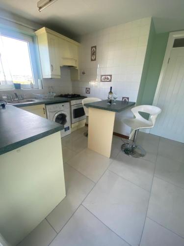 eine Küche mit einer Spüle und einer Arbeitsplatte in der Unterkunft Ceecliff flat in Culdaff