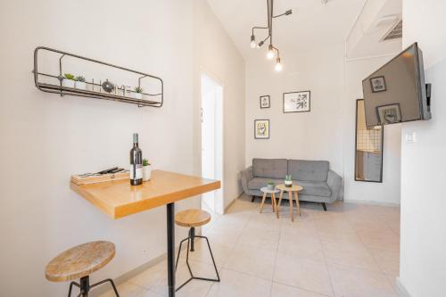 a living room with a table and chairs and a couch at OurPlace Nachalat Binyamin in Tel Aviv