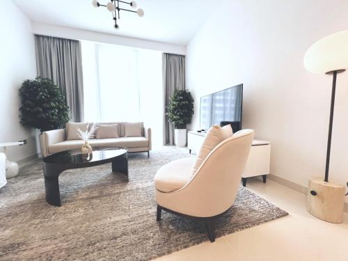 ドバイにあるSea Breeze Oasisのソファとテーブルのあるリビングルーム