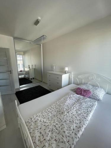 um quarto com uma cama com uma cómoda e um espelho em 2-izbový byt s parkovaním v centre B. Bystrice em Banská Bystrica