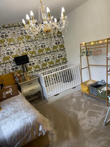 een kamer met een bed en een kroonluchter bij Stunning 2 bedroom apartment in Preston