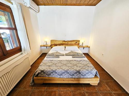 a small bedroom with a bed in a room at Lemon Nest in Marathokampos