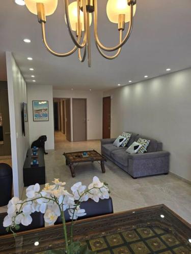 un salon avec un canapé et une table dans l'établissement l'appart', à Marseille