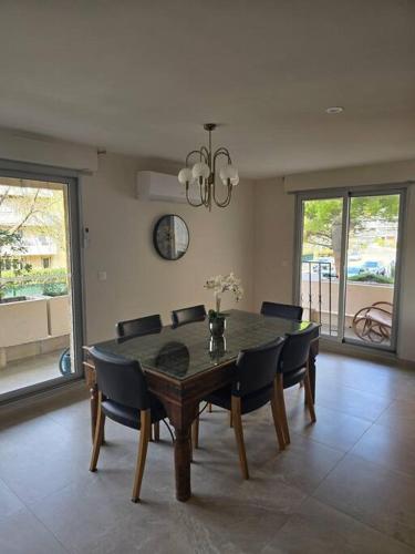 une salle à manger avec une table et des chaises en bois dans l'établissement l'appart', à Marseille