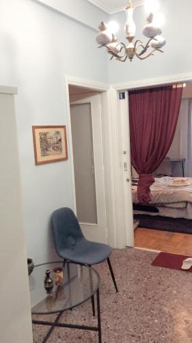 niebieskim krzesłem w pokoju z sypialnią w obiekcie private room in the heart of Athens 2 w Atenach