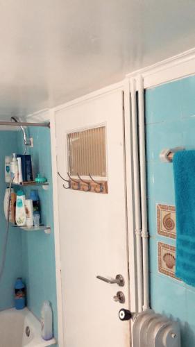 Łazienka z prysznicem i białymi drzwiami w obiekcie private room in the heart of Athens 2 w Atenach
