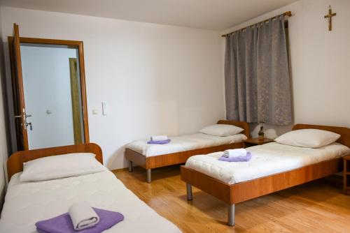 Postel nebo postele na pokoji v ubytování Apartments and rooms Mara i Pavo Medjugorje