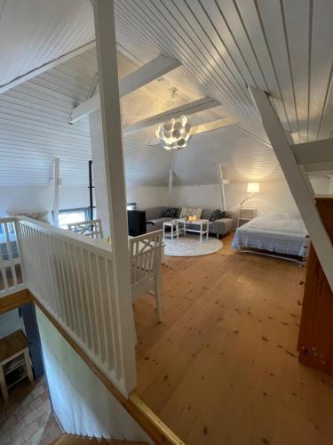 Habitación grande con cama y escalera. en Lilla Saturnus, en Ljungskile