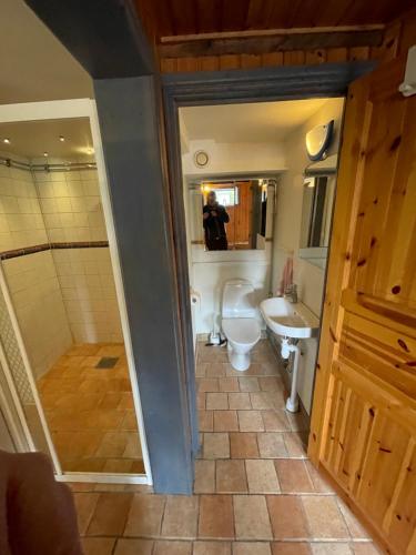 隆斯基爾的住宿－Lilla Saturnus，带淋浴、卫生间和盥洗盆的浴室