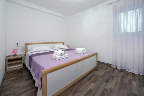 ein Schlafzimmer mit einem Bett mit zwei Handtüchern darauf in der Unterkunft apartment doris in Bibinje