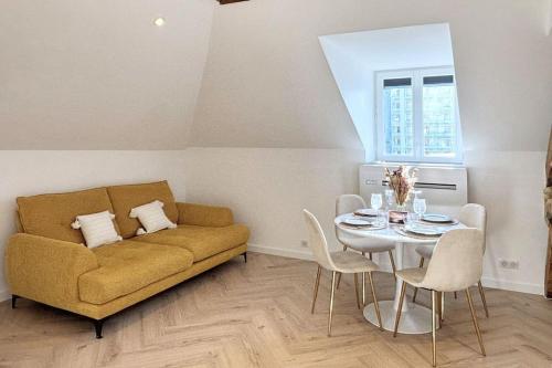 un salon avec un canapé et une table dans l'établissement Le Sérénité, T2 Hyper centre, calme et cosy, à Annecy