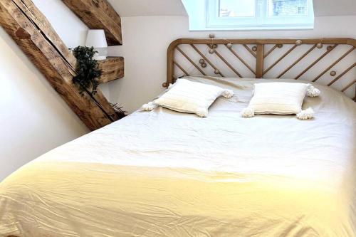 une chambre avec un lit avec deux oreillers dans l'établissement Le Sérénité, T2 Hyper centre, calme et cosy, à Annecy