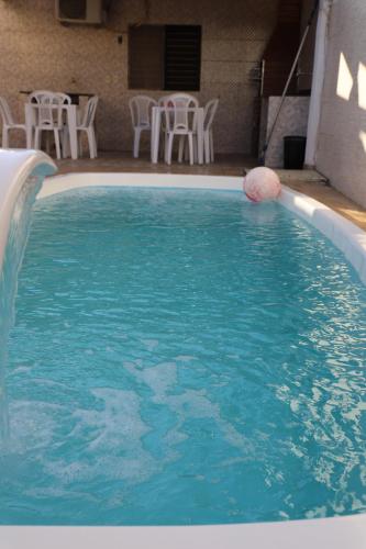 Πισίνα στο ή κοντά στο Casa ampla e agradável com piscina e churrasqueira