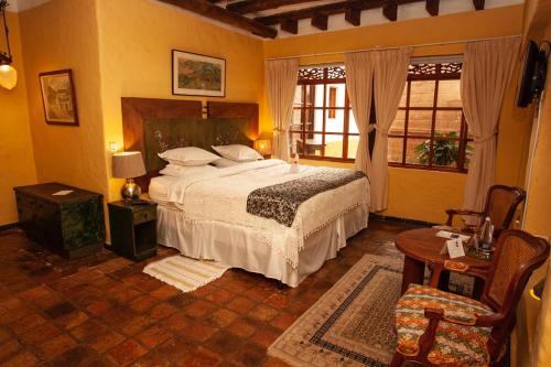 1 dormitorio con 1 cama, 1 mesa y 1 silla en Hotel La Posada de San Antonio en Villa de Leyva