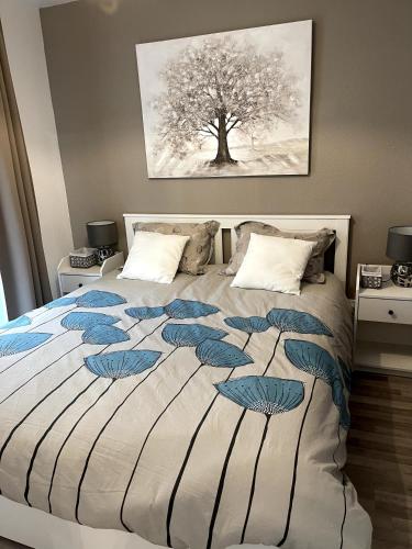 - une chambre avec un lit et un arbre dans l'établissement T3 4 à 5 pers 4km Honfleur piscine, à Équemauville