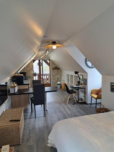 ein Schlafzimmer mit einem Bett und einem Schreibtisch in einem Zimmer in der Unterkunft O loft des Croisiens in Saint-Quentin-Lamotte-Croix-au-Bailly