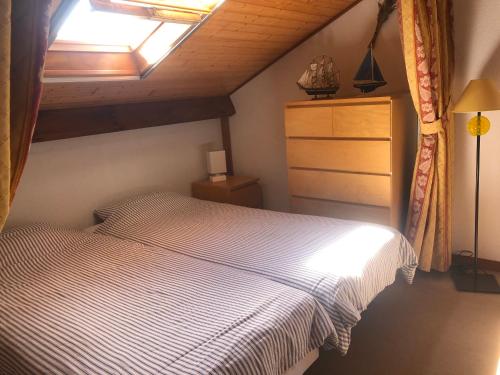Postel nebo postele na pokoji v ubytování Village Océlandes - Maison à St Julien en Born - Landes