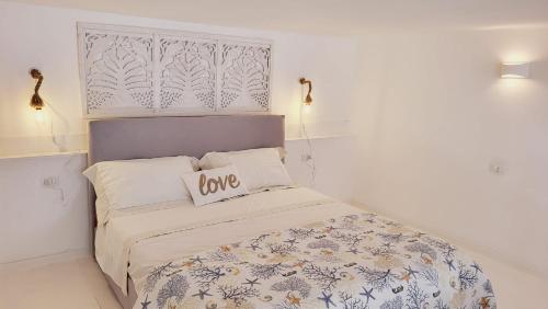 - une chambre avec un lit doté d'un oreiller dans l'établissement La Perla Blu, à Calasetta