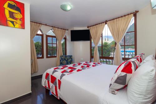 a bedroom with a bed and a balcony at Hotel Elvita Spa in Baños