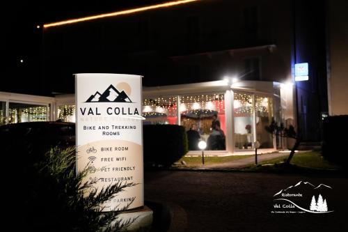 una señal frente a un edificio con luces de Navidad en Val Colla B&B en Lugano