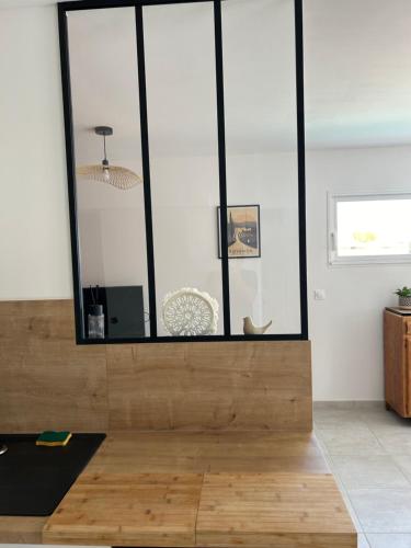 Cette chambre dispose de parquet et d'un grand miroir. dans l'établissement L'ombre du tilleul, à Saint-Maurice-sur-Eygues