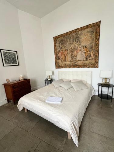 - une chambre avec un lit orné d'une peinture murale dans l'établissement Jacques III d'aragon, à Montpellier