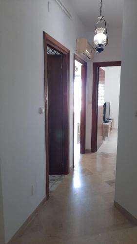 een lege kamer met een deur en een hal bij Appartement Lac1 in Berges Du Lac