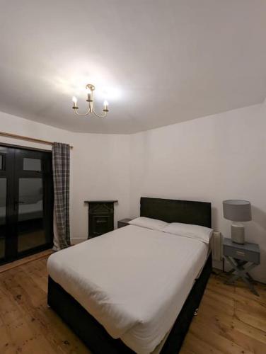 a bedroom with a large white bed in a room at Cozy 2 Beds Brentwood Flat in Brentwood