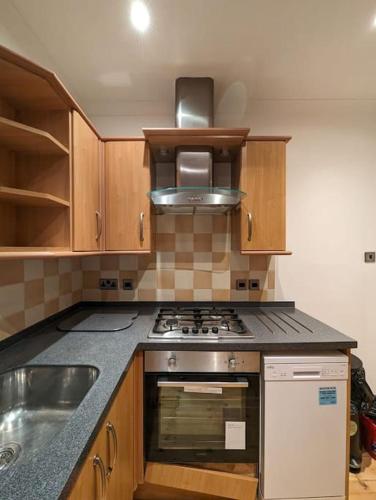a kitchen with a stove and a sink at Cozy 2 Beds Brentwood Flat in Brentwood