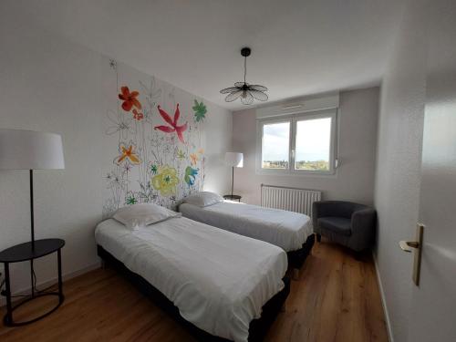 een hotelkamer met 2 bedden en een raam bij Le domaine de la corchade TOUT NEUF pour 6 personnes société selogerametz com in Metz