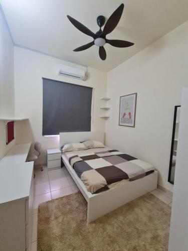 1 dormitorio con 1 cama y ventilador de techo en UniVilla. Perfect family home for 15pax, en Gelugor