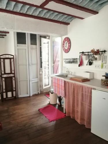 une cuisine avec un évier et un plan de travail dans l'établissement CALM&ART INTRA-MUROS, à Avignon