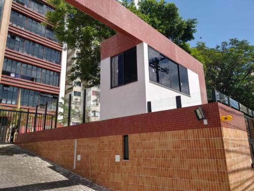 a house on top of a brick wall at Maravilhoso apartamento 2 quartos com ofurô Porto da Barra Salvador Summer Barra Flat in Salvador