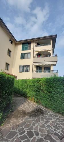 a building with a stone walkway in front of a building at Appartamento Althea in Basiano