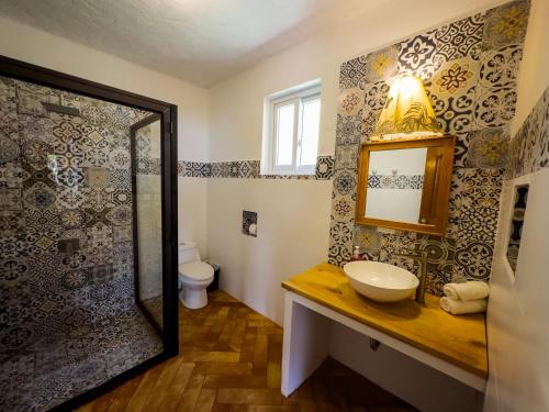 a bathroom with a sink and a mirror at Hotel Bambu in Santiago Atitlán