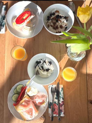 ein Holztisch mit Tellern voller Essen darauf in der Unterkunft Hotel Stafholt in Varmaland