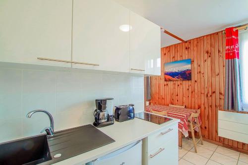 une cuisine avec un évier et un plan de travail dans l'établissement APPARTEMENT BICHE, à La Llagonne