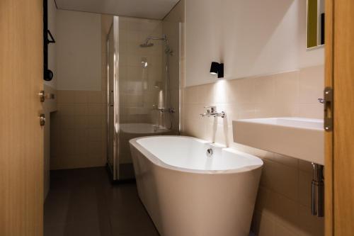 Ванна кімната в The SPOT apartments - Orbi Beach Tower