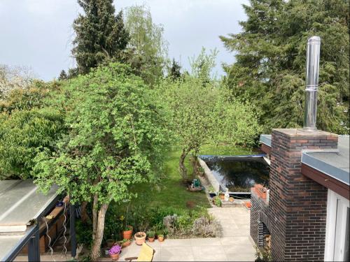 uma vista para um jardim a partir do telhado de uma casa em Appartment23 em Karlsruhe