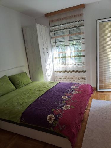 Кровать или кровати в номере Apartman BNB Podgorica