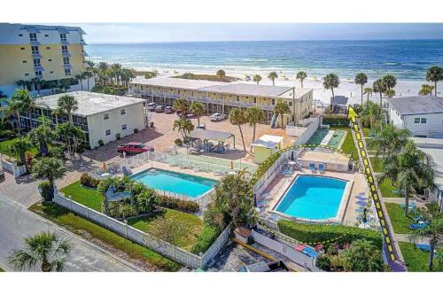 Πισίνα στο ή κοντά στο Beachfront Getaway in Siesta Key