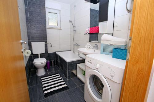 Top apartment في قشتيلا: حمام فيه غساله وغساله ملابس