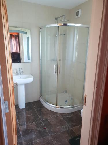 een badkamer met een douche en een wastafel bij Green Acre in Tralee