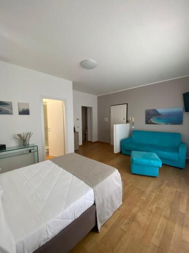 Una cama o camas en una habitación de Horizon Suites