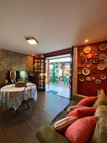 ein Wohnzimmer mit einem Tisch und einem Sofa in der Unterkunft Chalé Charmoso em Bananeiras no condomínio exclusivo Serra Nevada in Bananeiras