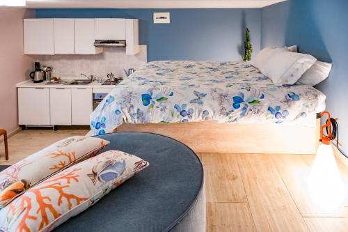 mała sypialnia z łóżkiem i kuchnią w obiekcie Ca de l'Angelon -- Vittoria house w Brenzone sul Garda