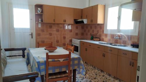 A kitchen or kitchenette at Almond trees house