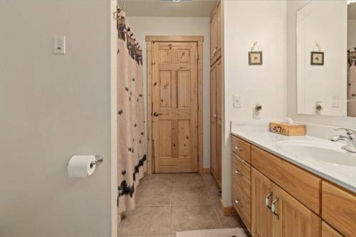 Ένα μπάνιο στο Premier Lakeside Retreat on The Whitefish Chain!